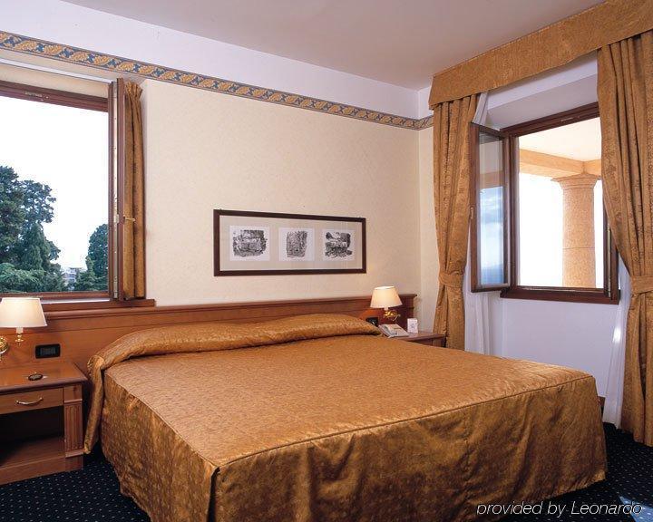 Hotel Villa Vecchia Monte Porzio Catone Habitación foto